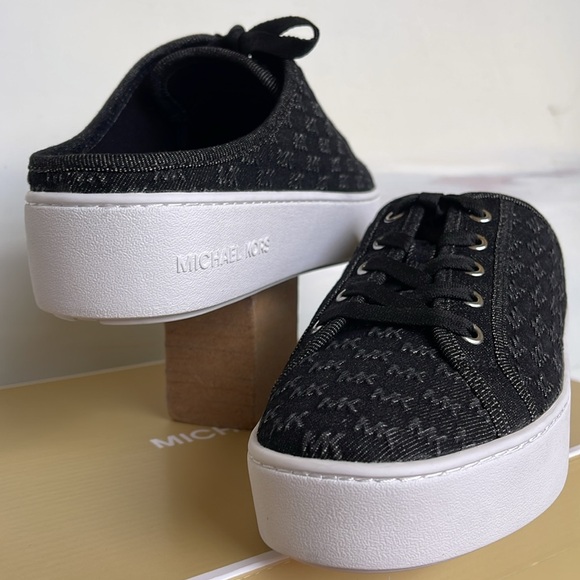 Michael Kors POPPY SLIDE SNEAKER MK DEBOSSED WASHED DENIM
49T4POFP3D Platforms - Picture 10 of 16